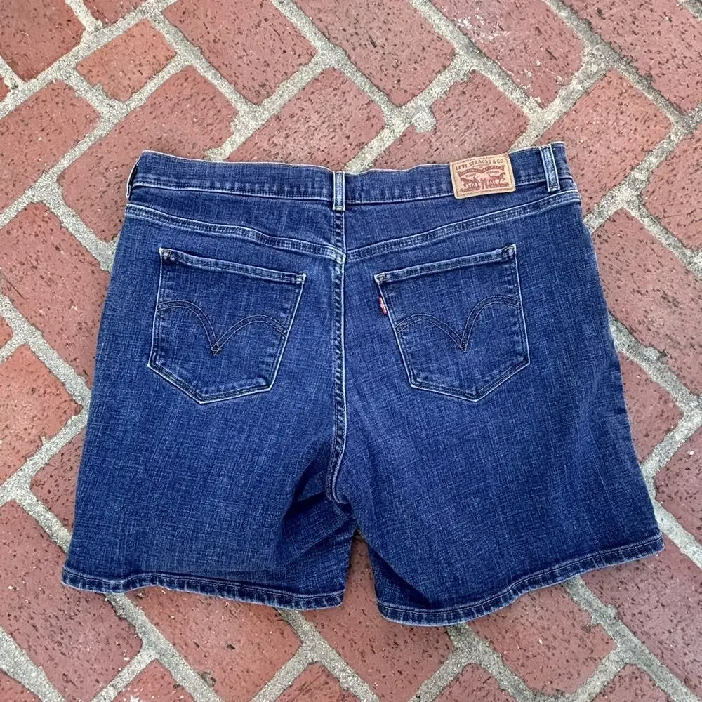 Levi's Classic Jeans Shorts Women’s Blue Denim Shorts Long Zipper Medium Wash 32